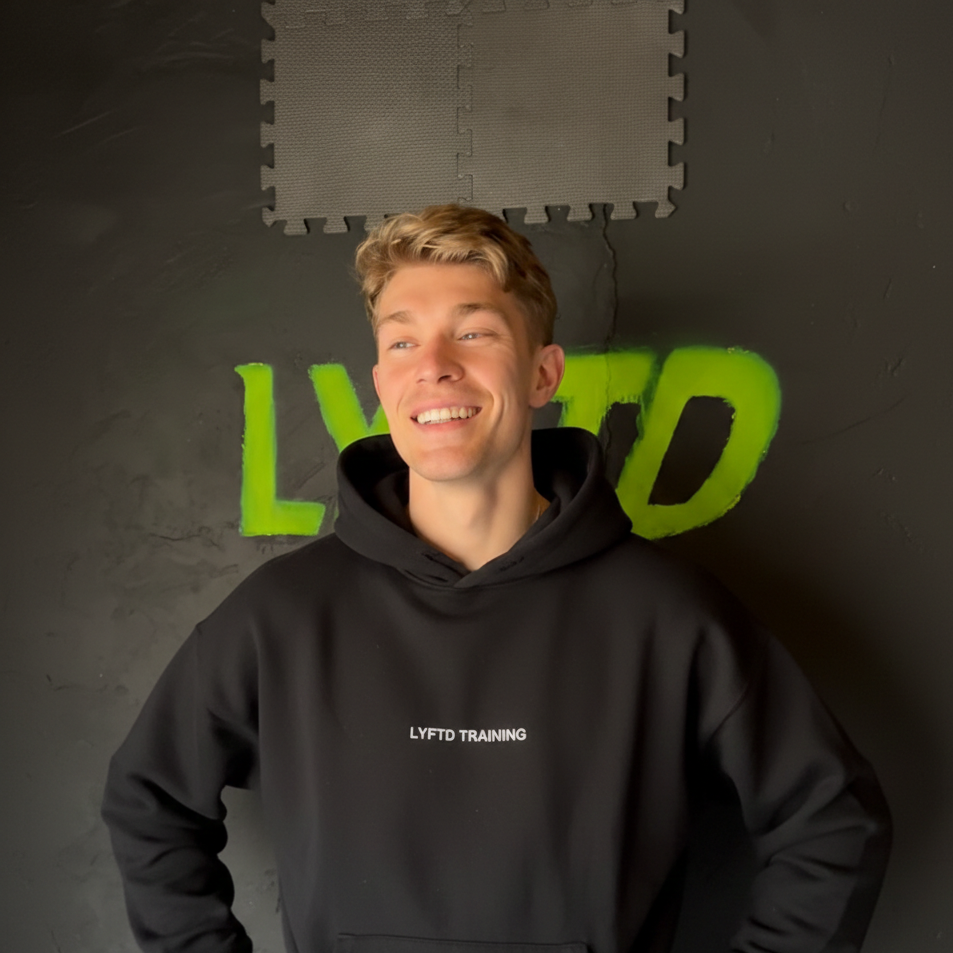 ON THE MOVE BOX HOODIE - BLACK